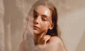 Beauty,Portrait,Of,A,Young,Western,Woman,Shot,In,Warm