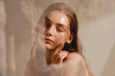 Beauty,Portrait,Of,A,Young,Western,Woman,Shot,In,Warm