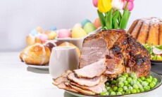 Traditional,Glazed,Baked,Pork.,Homemade,Roasted,Ham,,On,Festive,Served
