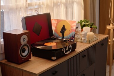 Medium,Close,Up,Of,Black,Vinyl,Record,Player,With,Wooden