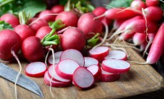 Close-up,Of,Fresh,Organic,Pink,Radish,Being,Sliced,On,A