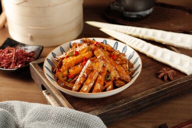 Stir-fried,Bamboo,Shoots,With,Shiitake,Mushrooms,And,Smoked,Pork,In
