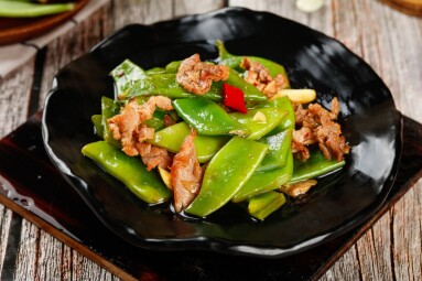 Stir-fried,Snow,Peas,With,Ground,Meat,And,Walnuts,Served,In