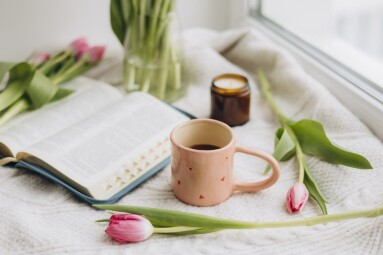 Close-up,Of,A,Pink,Coffee,Cup,With,Pink,Tulips,,Candle,
