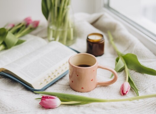 Close-up,Of,A,Pink,Coffee,Cup,With,Pink,Tulips,,Candle,