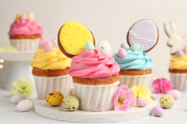 Tasty,Cupcakes,With,Easter,Decor,On,White,Table,,Closeup
