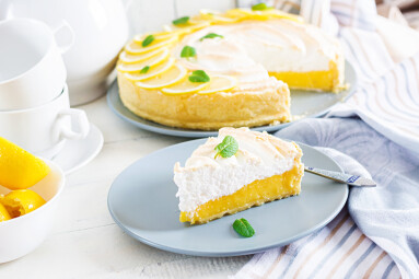 Tart,With,Lemon,Curd,And,Meringue.,Lemon,Pie.,American,Cuisine.
