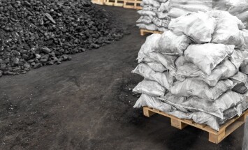 Big,Heap,Of,Dark,Black,Lump,Coal,On,Floor,Bulk.
