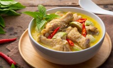 Thai,Green,Curry,With,Chicken,Drumsticks,In,White,Bowl.asian,Food