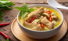 Thai,Green,Curry,With,Chicken,Drumsticks,In,White,Bowl.asian,Food