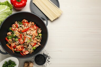 Stir,Fried,Noodles,With,Mushrooms,,Shrimps,And,Vegetables,In,Wok