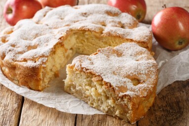 Sliced,Apple,Pie,Sharlotka,And,Red,Apples,On,A,Wooden