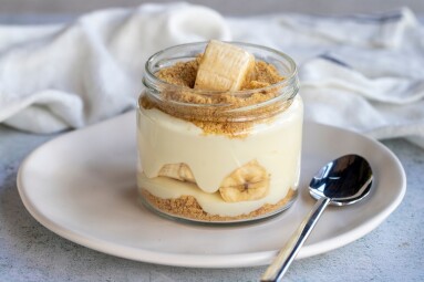 Banana,Magnolia,Dessert.,Delicious,Magnolia,Dessert,In,Glass,Bowl.,Close