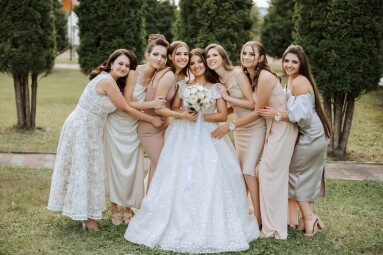 Wedding,Photography.,A,Brunette,Bride,In,A,White,Dress,With