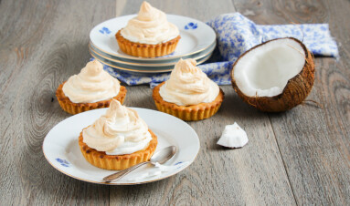 Tartlets,With,Coconut,Cream,And,Meringue