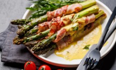 Grilled,Asparagus,With,Bacon,And,Egg,Sauce,On,A,Plate