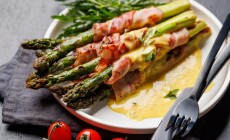Grilled,Asparagus,With,Bacon,And,Egg,Sauce,On,A,Plate