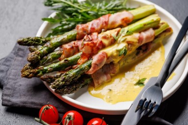 Grilled,Asparagus,With,Bacon,And,Egg,Sauce,On,A,Plate