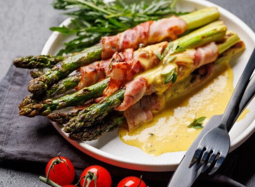 Grilled,Asparagus,With,Bacon,And,Egg,Sauce,On,A,Plate