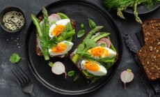 Sandwich,With,Dark,Rye,Bread,Asparagus,And,Soft,Boiled,Egg