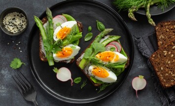 Sandwich,With,Dark,Rye,Bread,Asparagus,And,Soft,Boiled,Egg