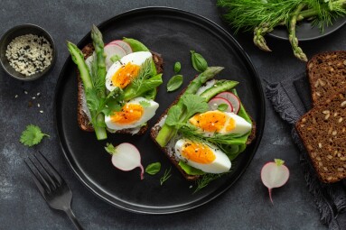 Sandwich,With,Dark,Rye,Bread,Asparagus,And,Soft,Boiled,Egg