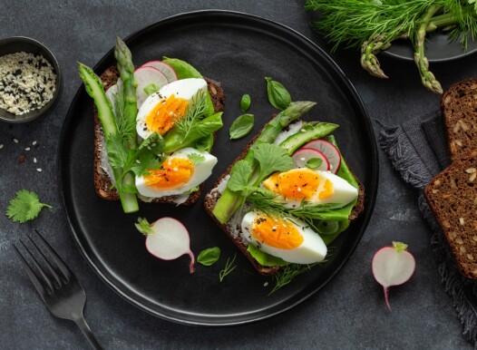 Sandwich,With,Dark,Rye,Bread,Asparagus,And,Soft,Boiled,Egg
