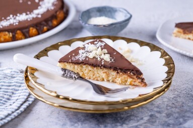 Gluten,Free,Coconut,Cake,With,Chocolate,Ganage