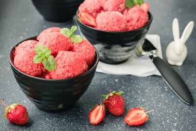 Strawberry,Ice,With,Strawberries,In,Black,Bowls.,Berry,Sorbet.