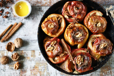 Baked,Apples,With,Honey,Cinnamon,And,Walnuts.,Autumn,Food.,Thanksgiving