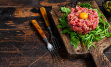 Tartar,Beef,With,A,Quail,Egg,And,Arugula,Served,On