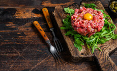 Tartar,Beef,With,A,Quail,Egg,And,Arugula,Served,On