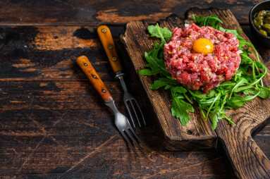 Tartar,Beef,With,A,Quail,Egg,And,Arugula,Served,On