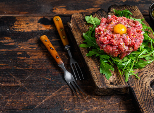 Tartar,Beef,With,A,Quail,Egg,And,Arugula,Served,On