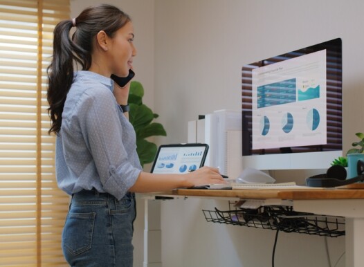 Electric,Adjustable,Standing,Desk,In,Small,Office,Workspace,For,Pc