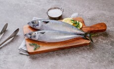 Fresh,Mackerel,Is,Elegantly,Presented,On,Plates,And,Cutting,Boards,