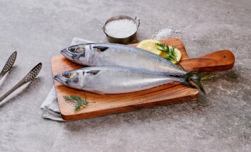 Fresh,Mackerel,Is,Elegantly,Presented,On,Plates,And,Cutting,Boards,
