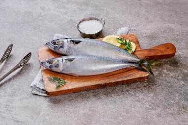 Fresh,Mackerel,Is,Elegantly,Presented,On,Plates,And,Cutting,Boards,