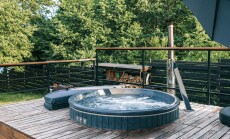 Wood-fired,Outdoor,Hot,Tub,With,Bubbling,Water,,Large,Umbrella,,And