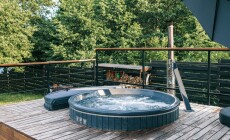 Wood-fired,Outdoor,Hot,Tub,With,Bubbling,Water,,Large,Umbrella,,And
