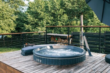 Wood-fired,Outdoor,Hot,Tub,With,Bubbling,Water,,Large,Umbrella,,And