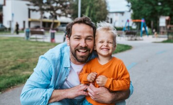 Portrait,Of,Dad,And,Child,Enjoying,Time,Together