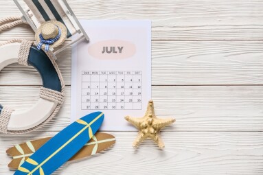 Calendar,With,Beach,Decor,On,White,Wooden,Background.,Summer,Vacation