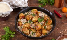 Baby,Potatoes.,Roasted,Potatoes,Served,With,Mushrooms,,Onion,And,Cream