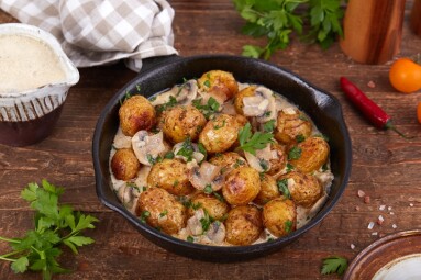 Baby,Potatoes.,Roasted,Potatoes,Served,With,Mushrooms,,Onion,And,Cream
