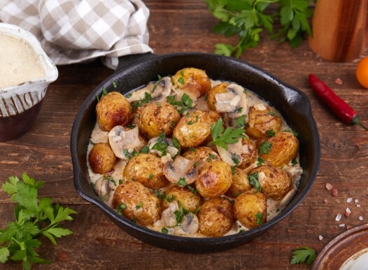 Baby,Potatoes.,Roasted,Potatoes,Served,With,Mushrooms,,Onion,And,Cream