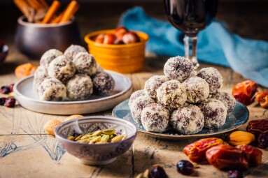 Homemade,Paleo,Energie,Balls,,Gluten,And,Sugar,Free,Snacj,For