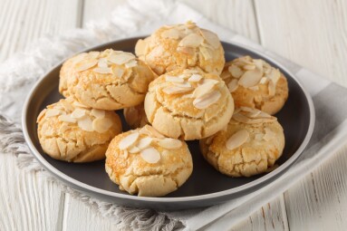 Organic,Cracked,Almond,Cookies,,Gluten,Free,And,Lactose,Free,,Close-up
