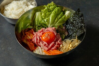 Delicious,Japanese,Yakiniku,Wagyu,Beef,Steak,With,Fresh,Fruit,Parfait