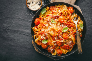 Tasty,Appetizing,Spaghetti,With,Tomato,Sauce,And,Cheese,On,Pan